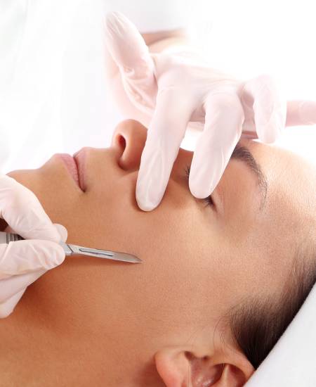 169422092-doctor-injecting-hyaluronic-acid-into-the-ching-of-a-woman-as-a-facial-rejuvenation-treatment-